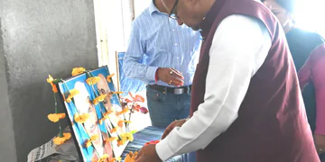Dev Bhoomi Samiksha सेवा संकल्प अभियान के तरह झड़ीपानी स्थित सुभाष चंद्र बोस छात्रावास में छात्रों को शैक्षणिक सामग्री वितरित करते मंत्री गणेश जोशी -
