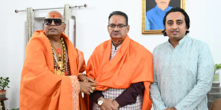 Dev Bhoomi Samiksha कुंभ-2027 के लिए एनवायरमेंट बाबा ने कैबिनेट मंत्री गणेश जोशी को दिया आमंत्रण -