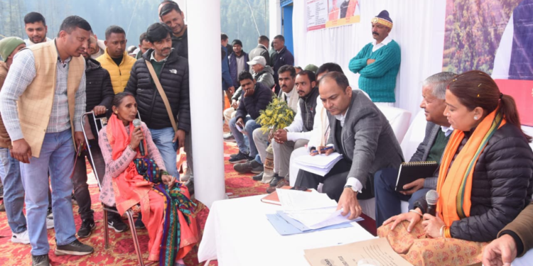 Dev Bhoomi Samiksha मंत्री रेखा आर्या ने सुनी जन समस्याएं, किया समाधान -