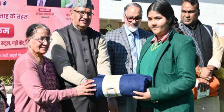Dev Bhoomi Samiksha सेवा सप्ताह के तहत कैबिनेट मंत्री गणेश जोशी ने छात्र–छात्राओं को ब्लैंकेट किए वितरित -
