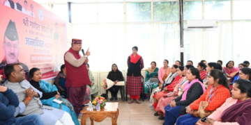 Dev Bhoomi Samiksha सेवा सप्ताह के तहत आशा कार्यकत्रियों का सम्मान करते कैबिनेट मंत्री गणेश जोशी -