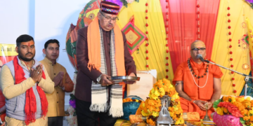 Dev Bhoomi Samiksha शिव रघुनाथ मंदिर में आयोजित श्रीमद् देवी भागवत कथा का श्रवण करते मंत्री गणेश जोशी -