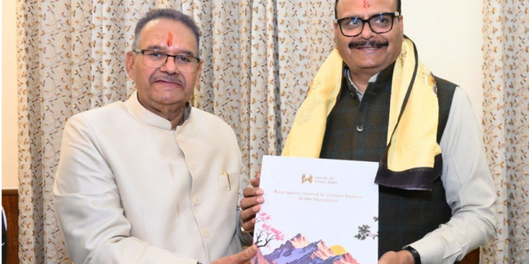 Dev Bhoomi Samiksha हरिद्वार में यूपी के उपमुख्यमंत्री ब्रजेश पाठक का स्वागत करते मंत्री गणेश जोशी -