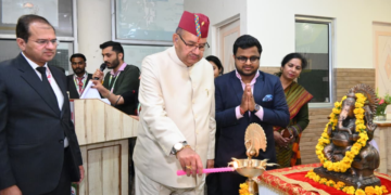 Dev Bhoomi Samiksha कृषि कुम्भ में प्रगतिशील किसानों को सम्मानित करते कृषि मंत्री गणेश जोशी -