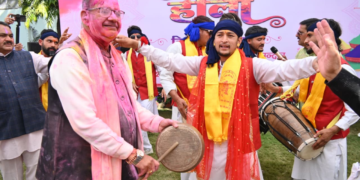 Dev Bhoomi Samiksha कैबिनेट मंत्री गणेश जोशी के आवास पर पारंपरिक रंगों के साथ मना होली मिलन समारोह -