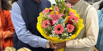 Dev Bhoomi Samiksha केंद्रीय कृषि मंत्री शिवराज सिंह चौहान का स्वागत करते गणेश जोशी -