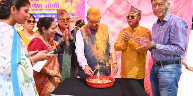 Dev Bhoomi Samiksha अबीर-गुलाल लगाकर होली की शुभकामनाएं देते कैबिनेट मंत्री गणेश जोशी -