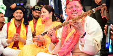 Dev Bhoomi Samiksha लोक गीतों की धुनों के बीच सीएम आवास में निखरे होली के रंग -