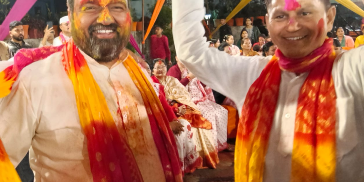 Dev Bhoomi Samiksha बंजारावाला में खड़ी होली की परंपरा ने बांधा समा, लोकगायकों ने बिखेरे रंग -