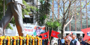 Dev Bhoomi Samiksha जनरल बिपिन रावत की जयंती पर उन्हें पुष्पचक्र अर्पित कर श्रद्धांजलि देते सैनिक कल्याण मंत्री गणेश जोशी -