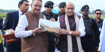 Dev Bhoomi Samiksha रक्षा मंत्री राजनाथ सिंह को हाऊस ऑफ हिमालयास के उत्पाद भेंट करते गणेश जोशी -