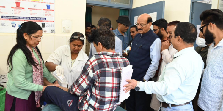 Dev Bhoomi Samiksha स्वास्थ्य सेवाओं पर मंत्री सुबोध उनियाल की पैनी नजर : नंदगांव सीएचसी में औचक जांच -