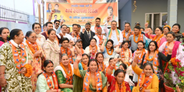 Dev Bhoomi Samiksha भाजपा के 47वें स्थापना दिवस पर 3 दर्जन से अधिक लोगों ने ली सदस्यता, गणेश जोशी रहे मौजूद -