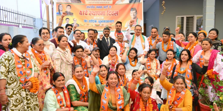 Dev Bhoomi Samiksha भाजपा के 47वें स्थापना दिवस पर 3 दर्जन से अधिक लोगों ने ली सदस्यता, गणेश जोशी रहे मौजूद -