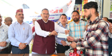 Dev Bhoomi Samiksha आपदा प्रभावित दुकानदारों को सहायता राशि के चैक वितरित करते मंत्री गणेश जोशी -