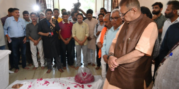 Dev Bhoomi Samiksha पूर्व मुख्यमंत्री मेजर जनरल (से.नि.) भुवन चंद्र खंडूड़ी को पुष्पांजलि अर्पित कर श्रद्धांजलि देते मंत्री गणेश जोशी -