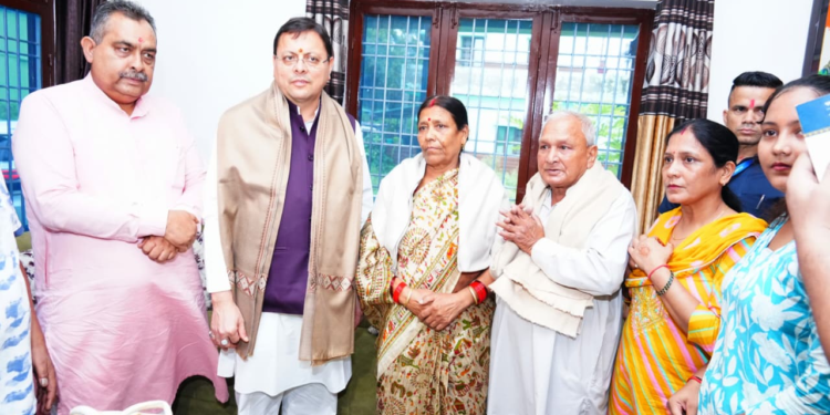Dev Bhoomi Samiksha मुख्यमंत्री धामी ने 15 अगस्त की पूर्व संध्या पर शहीद अमित कुमार अणथ्वाल के परिजनों से की भेंट, किया सम्मानित -