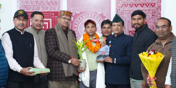 Dev Bhoomi Samiksha ओमान अल्ट्रा ट्रेल रन में प्रथम स्थान प्राप्त करने वाले पूर्व सैनिक कलम सिंह बिष्ट को सम्मानित करते सैनिक कल्याण मंत्री गणेश जोशी -