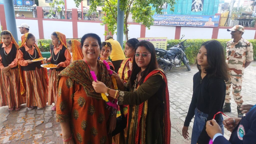 Dev Bhoomi Samiksha टनकपुर में कैलाश मानसरोवर यात्रा के दूसरे जत्थे का भव्य स्वागत, 11 राज्यों के 47 श्रद्धालु यात्रा में शामिल -