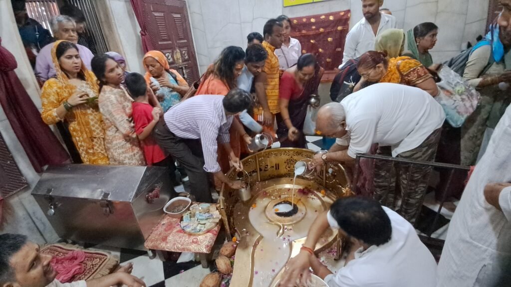 Dev Bhoomi Samiksha सावन का पहला सोमवार, दक्षेश्वर महादेव मंदिर में उमड़ी श्रद्धालुओं की भीड़, सावन में यहीं विराजते हैं भगवान शिव -
