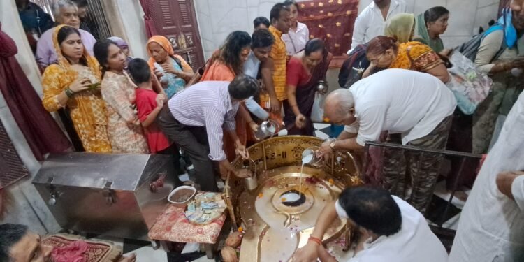 Dev Bhoomi Samiksha सावन का पहला सोमवार, दक्षेश्वर महादेव मंदिर में उमड़ी श्रद्धालुओं की भीड़, सावन में यहीं विराजते हैं भगवान शिव -