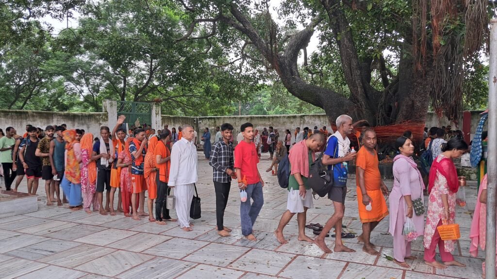 Dev Bhoomi Samiksha सावन का पहला सोमवार, दक्षेश्वर महादेव मंदिर में उमड़ी श्रद्धालुओं की भीड़, सावन में यहीं विराजते हैं भगवान शिव -