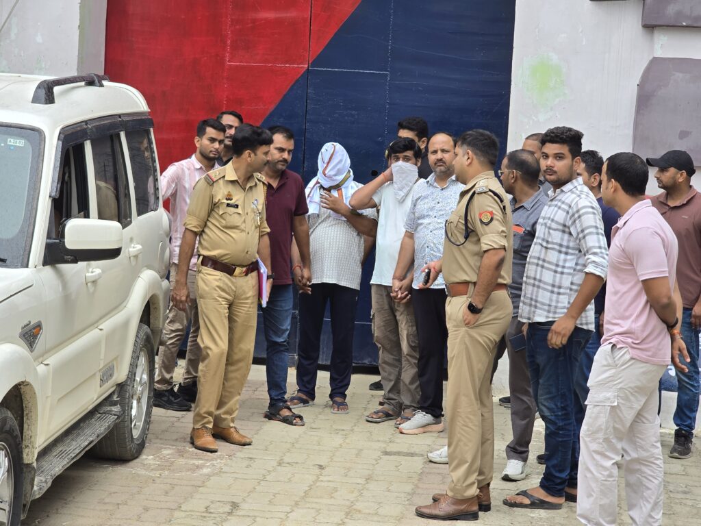 Dev Bhoomi Samiksha राम मंदिर चढ़ावा चोरी: 39 घंटे की रिमांड के बाद टिन्नू और मनीष जेल भेजे गए, टिन्नू का दावा 'चोरी की भनक चंपत राय को नहीं थी' -
